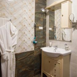 Номер полулюкс комфорт с 1 двуспальной кроватью