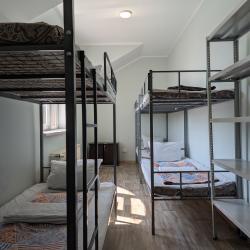 Кровать в 8-местном общем номере