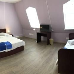 Номер стандарт с 1 односпальной и 1 двуспальной кроватью