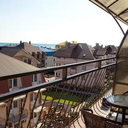 Номер стандарт с 2 односпальными и 1 двуспальной кроватью