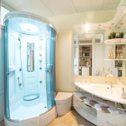 Номер стандарт с 2 односпальными и 1 двуспальной кроватью