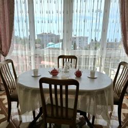 Фото Отель Просторная трехкомнатная квартира с видом на море!