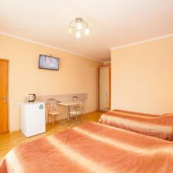 Номер стандарт с 1 односпальной и 1 двуспальной кроватью