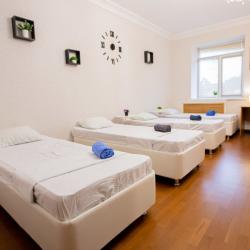 Кровать в 12-местном общем мужском номере (удобства на этаже)