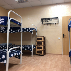 Кровать в мужском 10-местном номере (удобства на этаже)
