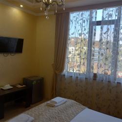 Номер стандарт с 1 двуспальной кроватью c боковым видом на море