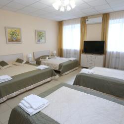 Номер улучшенный семейный с 3 односпальными и 1 двуспальной кроватью