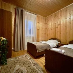 Номер люкс комфорт с 2 односпальными и 1 двуспальной кроватью