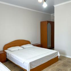 Номер стандарт с 2 односпальными и 1 двуспальной кроватью