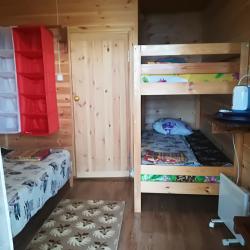 Номер стандарт с 1 односпальной кроватью и 1 двухъярусной кроватью (общие удобства)