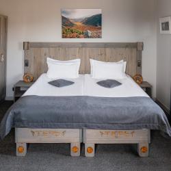 3-местный номер комфорт улучшенный с 1 односпальной и 1 двуспальной кроватью