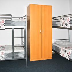 Кровать в 8-местном общем мужском номере с 4 двухъярусными кроватями