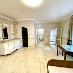 Номер люкс с 1 односпальной и 1 двуспальной кроватью