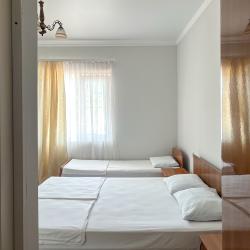 Номер стандарт с 2 односпальными и 1 двуспальной кроватью