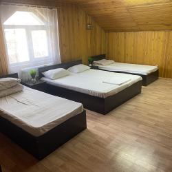 Номер стандарт с 3 односпальными и 1 двуспальной кроватью
