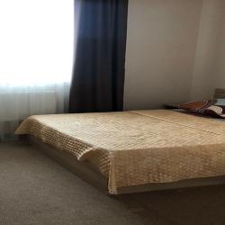 Номер стандарт с 1 односпальной и 1 двуспальной кроватью