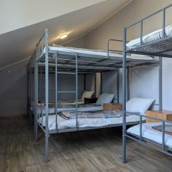 Кровать в 10-местном общем номере