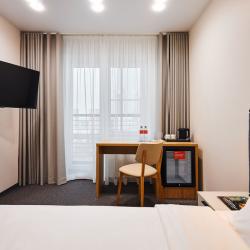 Номер улучшенный с 1 двуспальной кроватью для маломобильных гостей