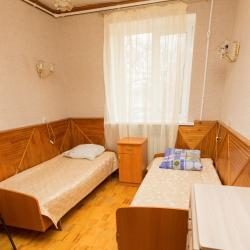 Номер стандарт с 2 односпальными кроватями (удобства на этаже)