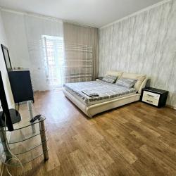 Фото Апартаменты на улице Адоратского 1