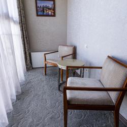 Семейный номер с 1 двухъярусной и 1 двуспальной кроватями