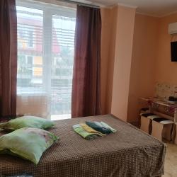 Номер стандарт с 1 двуспальной, 1 двухъярусной кроватью и балконом