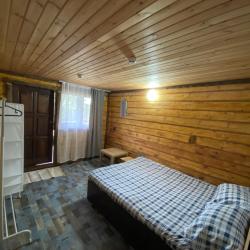 Коттедж эконом с 2 односпальными и 1 двуспальной кроватью