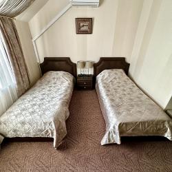 Номер стандарт с 2 односпальными кроватями и диваном
