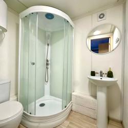 Домик у озера