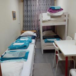 Номер стандарт с 1 двухъярусной и 2 односпальной кроватями