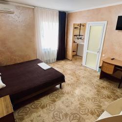 4-местный номер комфорт с 1 двуспальной кроватью и 1 двухъярусной кроватью