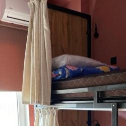 Кровать в женском номере c 2 двухъярусными кроватями (удобства на этаже)