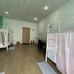Кровать в 8-местном общем женском номере