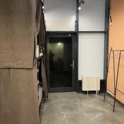 Кровать в номере студия