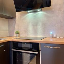 Фото Отель Новая квартира с кроватью возле панорамного окна, высокий этаж