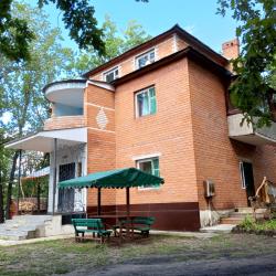 Коттедж улучшенный с 14 односпальными и 3 двуспальными кроватями