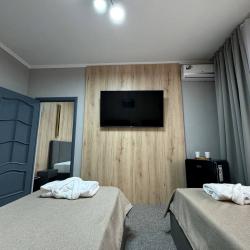 2-комнатный номер полулюкс с 2 односпальными и 1 двуспальной кроватью