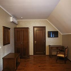 Номер стандарт эконом с 1 двуспальной кроватью (мансарда)