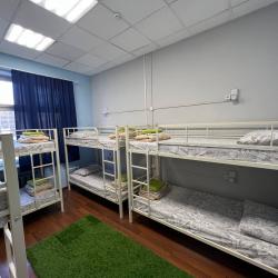 Кровать в 8-местном общем мужском номере