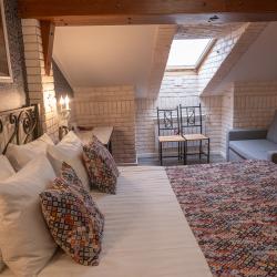 Номер стандарт улучшенный с 1 двуспальной кроватью (мансарда)