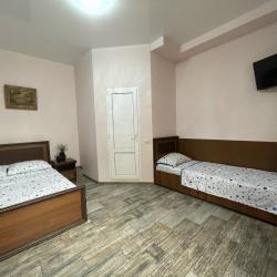 Комната комфорт с 1 односпальной и 1 двуспальной кроватью на 1 этаже