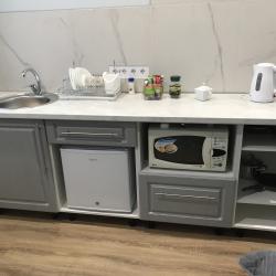 Комната студия с 1 двуспальной кроватью и кухней