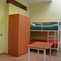 Кровать в 8-местном общем мужском номере (общие удобства)