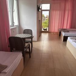 Комната стандарт с 3 односпальными и 1 двуспальной кроватью