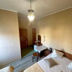 Комната стандарт с 1 односпальной и 1 двуспальной кроватью №3.3