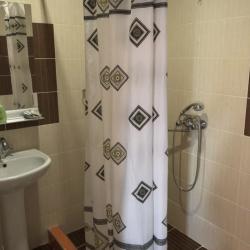 Комната полулюкс с 1 двуспальной кроватью и креслом
