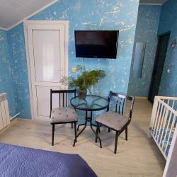 Комната полулюкс с 1 двуспальной кроватью и 1 двухъярусной кроватью