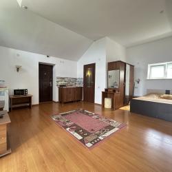 1-комнатный номер полулюкс комфорт с 1 односпальной и 1 двуспальной кроватью (мансарда)