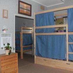 Кровать в мужском номере 10-местном номере (удобства на этаже)