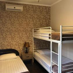 Номер стандарт с 1 двуспальной и 1 двухъярусной кроватями